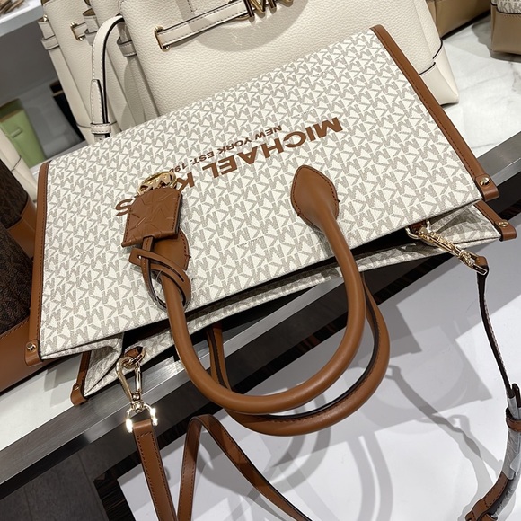 Michael Kors "Mirella" MD EW Tote Vanilla Shoulder Tote
35F2G7ZT2B - NWT - Picture 6 of 16